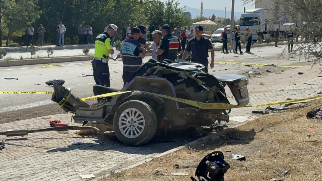 Kan donduran kaza! Otomobil ikiye bölündü, 2 ölü, 2 yaralı