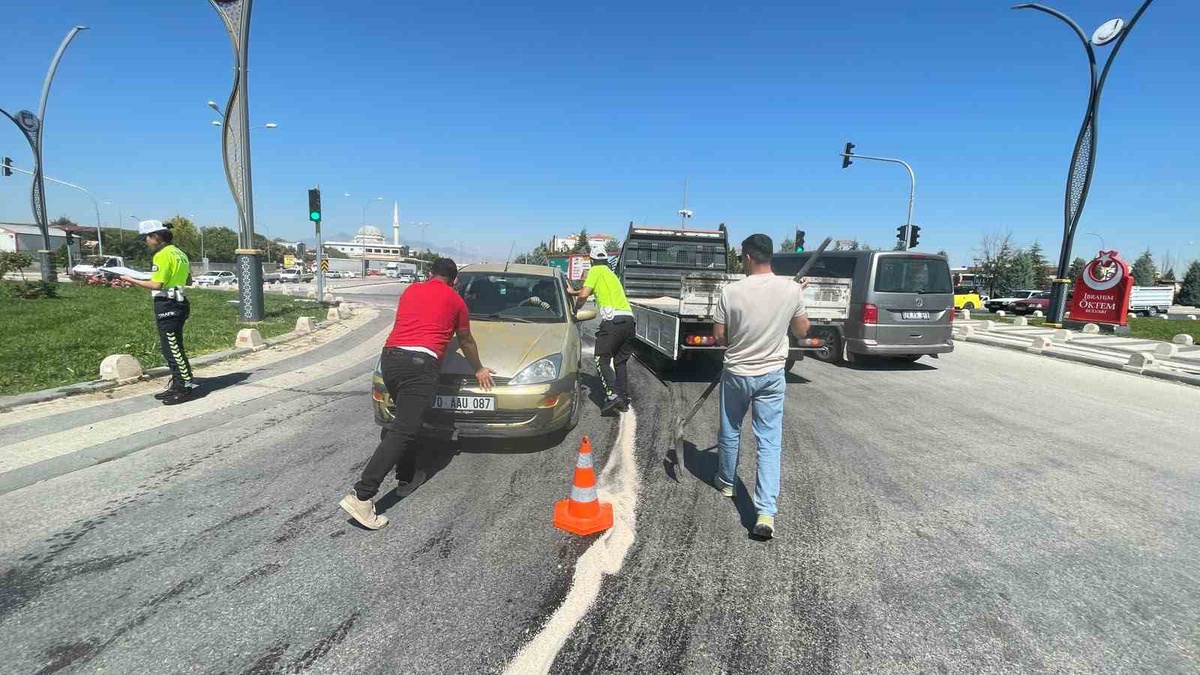 Karaman\'da yağ nedeniyle kontrolden çıkan otomobil beton dubaya çarptı