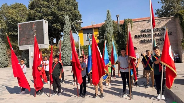Karapınar'da İlköğretim Haftası çelenk töreniyle başladı