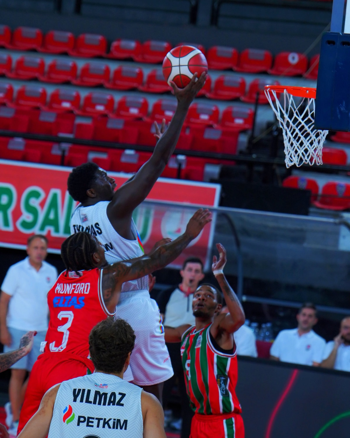 Karşıyaka özel maçta Aliağa Petkimspor'a 86-79 yenildi