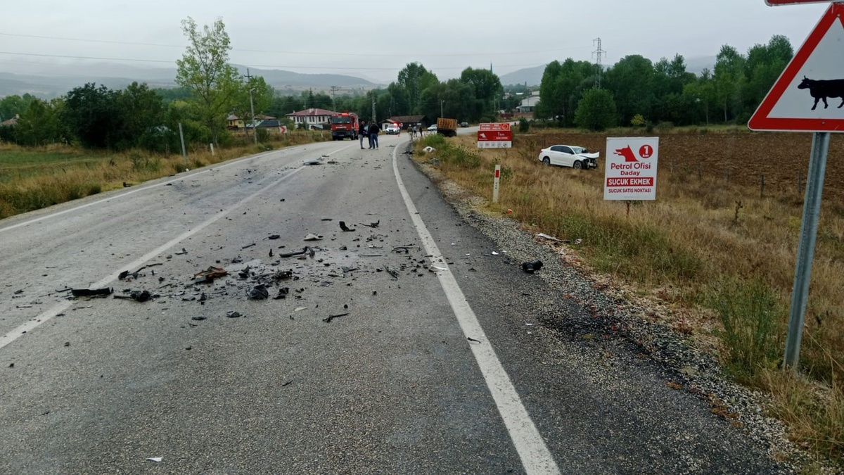Kastamonu Daday\'da iki otomobil kafa kafaya çarpıştı, 5 kişi yaralandı