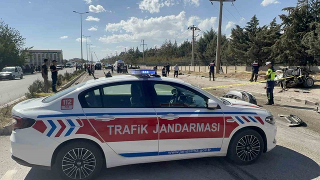 Kan donduran kaza! Otomobil ikiye bölündü, 2 ölü, 2 yaralı