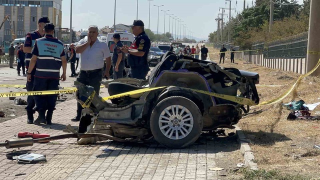 Kan donduran kaza! Otomobil ikiye bölündü, 2 ölü, 2 yaralı