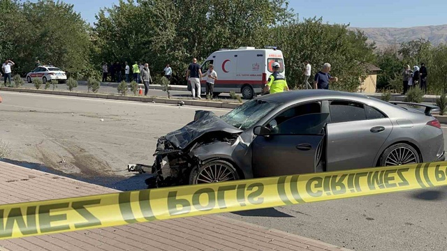 Kan donduran kaza! Otomobil ikiye bölündü, 2 ölü, 2 yaralı