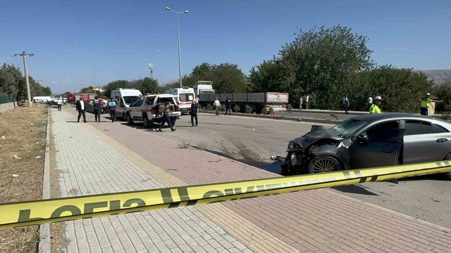 Kan donduran kaza! Otomobil ikiye bölündü, 2 ölü, 2 yaralı