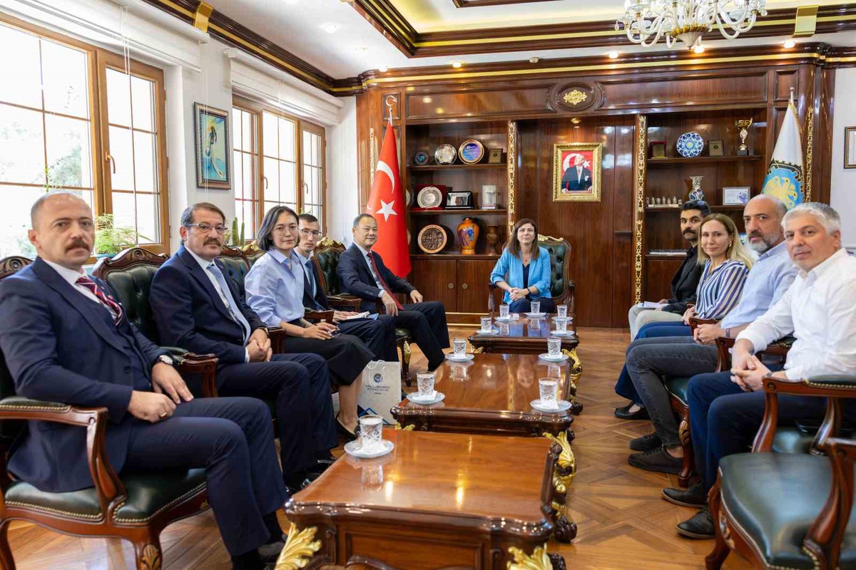 Kırgızistan Ankara Büyükelçisi, Diyarbakır Büyükşehir Belediyesi\'ni ziyaret etti