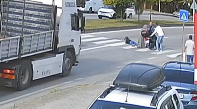 Bartın'da kırmızı ışığı fark eden motosiklet sürücüsü ön frene basınca yola savruldu