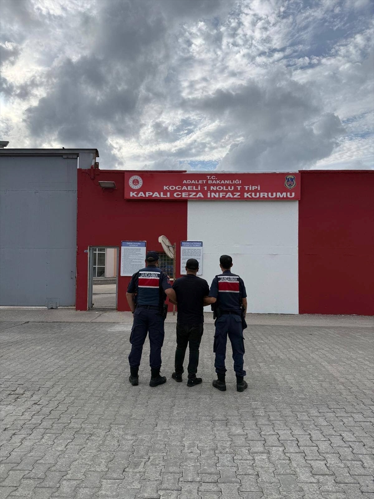 Kocaeli\'de hırsızlıktan 13 yıl 3 ay hapis cezası olan firari hükümlü yakalandı