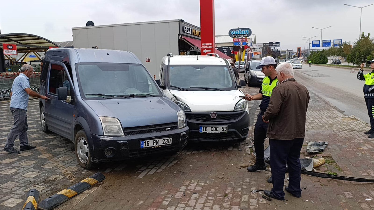 İnegöl\'de kontrolden çıkan otomobil kamyonete ve 2 araca çarptı, sürücü yaralandı