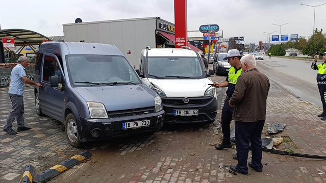 İnegöl'de kontrolden çıkan otomobil kamyonete ve 2 araca çarptı, sürücü yaralandı
