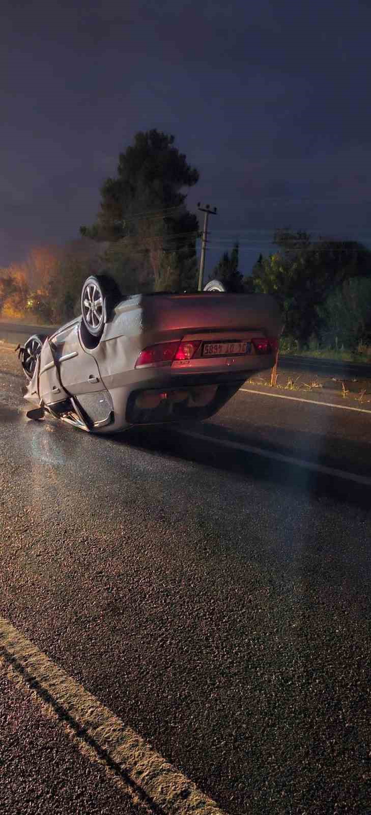 Kontrolden çıkan otomobil, fındık makinesi ve biçerdövere çarpıp takla attı: 1 yaralı