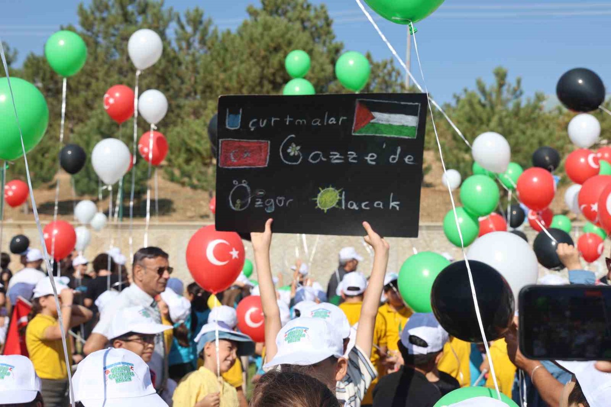 Konya\'da Gazzeli çocuklar için uçurtma ve balonlar gökyüzüne bırakıldı
