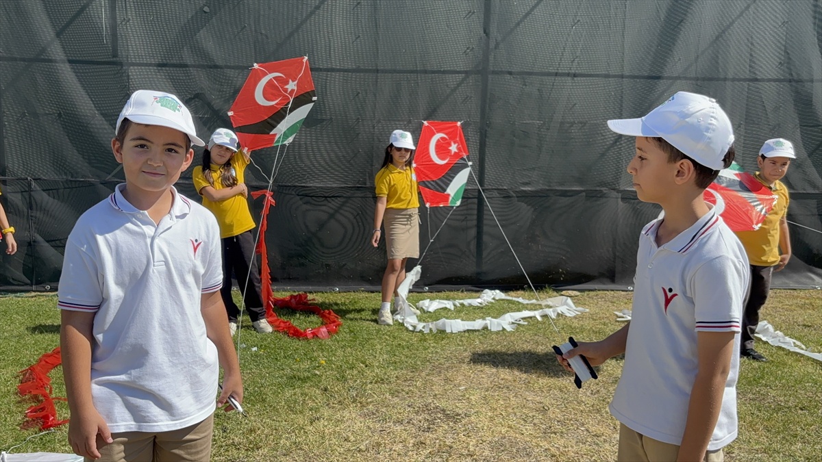 Konya\'da Gazzeli çocuklar için balon ve uçurtmalar gökyüzüne bırakıldı