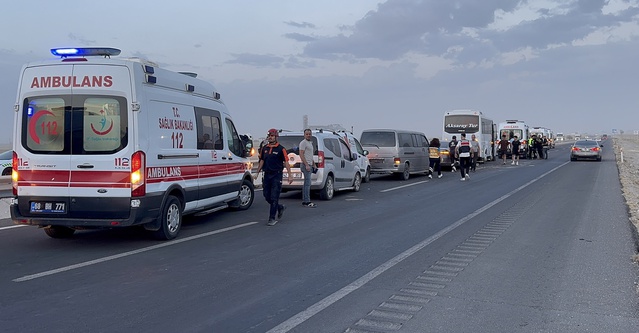 Aksaray'da kum fırtınası zincirleme kazaya yol açtı, 7 araç karıştı 16 kişi yaralandı