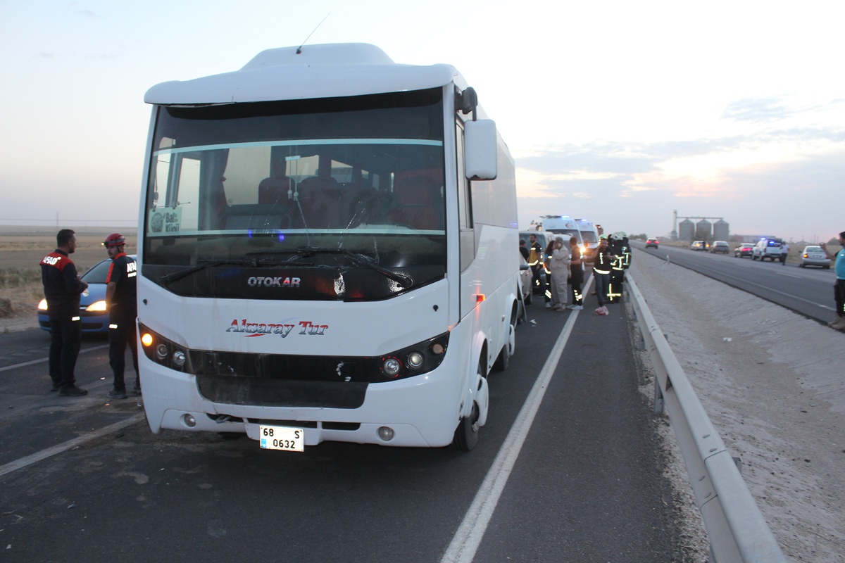 Aksaray\'da kum fırtınası zincirleme kazaya yol açtı, 16 kişi yaralandı