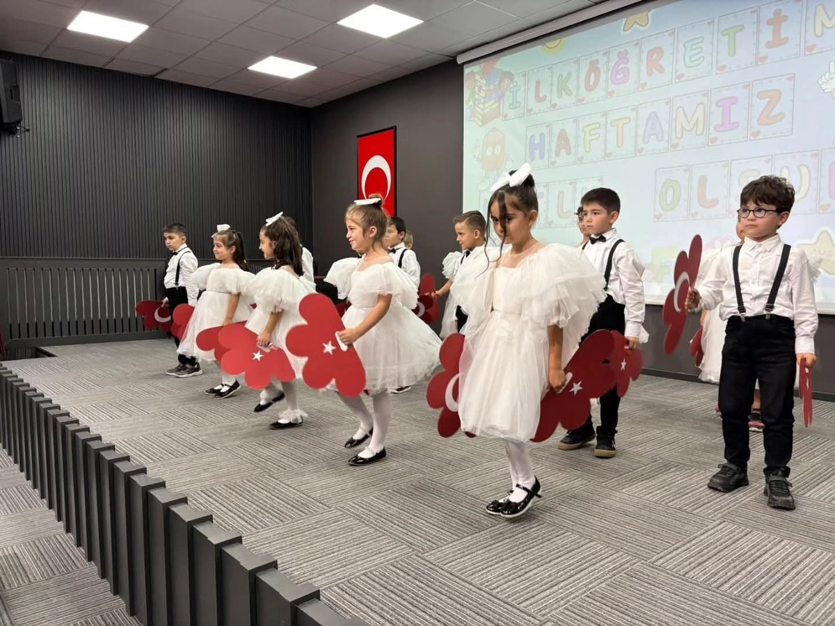 Kumru\'da İlköğretim Haftası programında öğrenciler şiir okudu