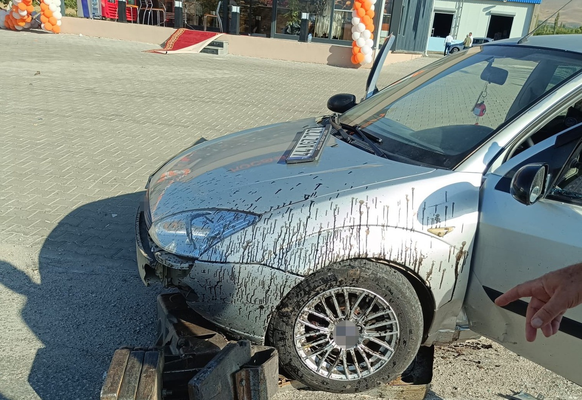 Malatya-Adıyaman karayolunda traktör ile iki otomobil çarpıştı, 1 kişi yaralandı