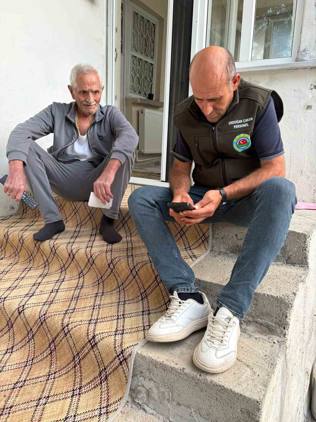 Malazgirt Ziraat Odası, yaşlı çiftçinin ÇKS başvurusunu evinde aldı