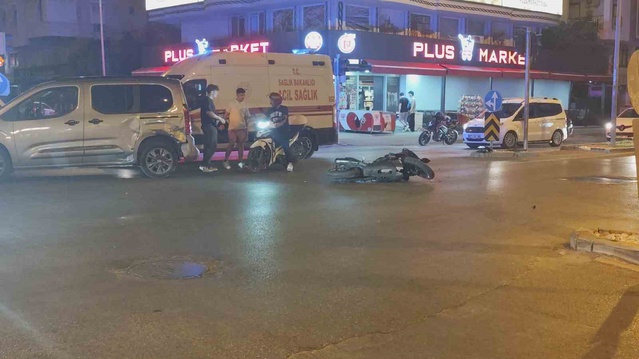 Manavgat'ta motosiklet ile hafif ticari araç çarpıştı, sürücü yaralandı