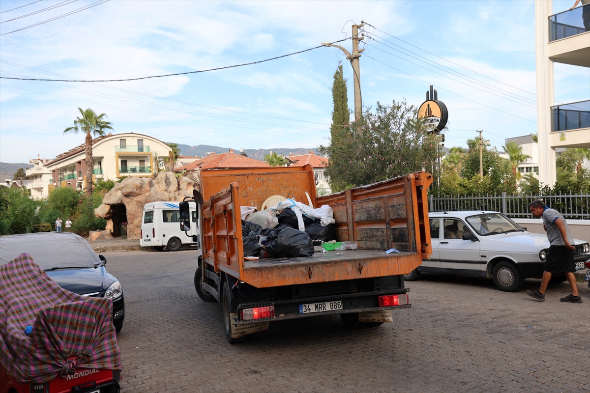 Marmaris\'te yalnız yaşayan 75 yaşındaki kadının evinden bir kamyon atık çıkarıldı