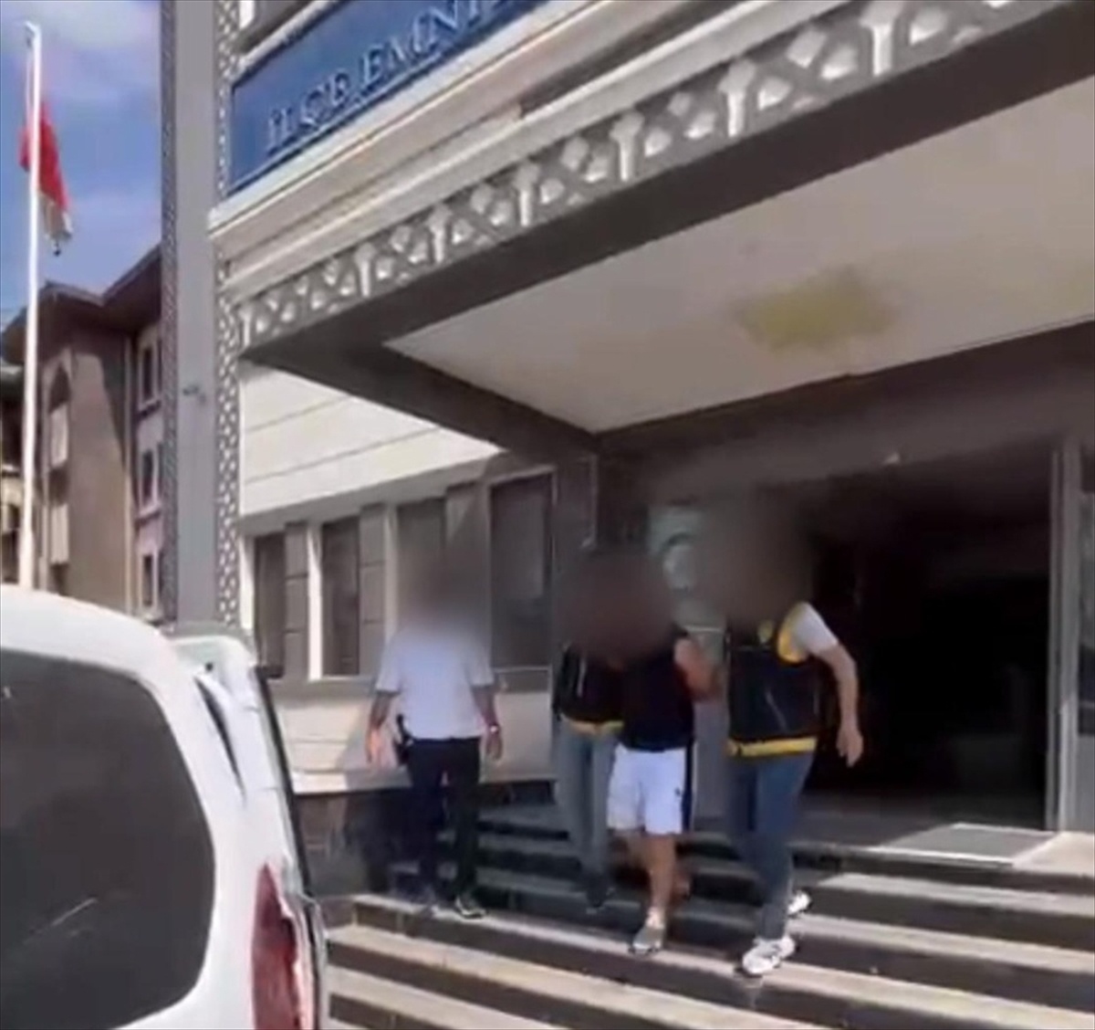 Mersin Tarsus'ta 4 suçtan aranan zanlı yakalandı, adreste 4 tabanca ele geçirildi