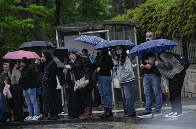 Meteoroloji'den 12 ile sarı kodlu uyarı! Sel, su baskını, yıldırım tehlikesi hepsi birden gelecek