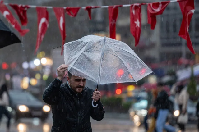 Meteoroloji'den 12 ile sarı kodlu uyarı! Sel, su baskını, yıldırım tehlikesi hepsi birden gelecek