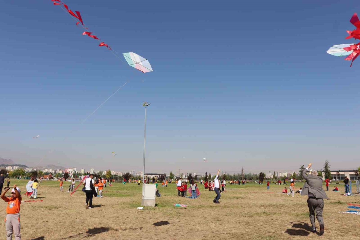 Minik öğrenciler ’gökyüzünden’ mesaj verdi