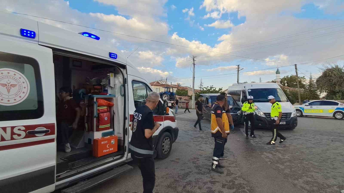 Karaman\'da kavşakta kaza: Okul servisiyle çarpışan araçta 6 yaralı