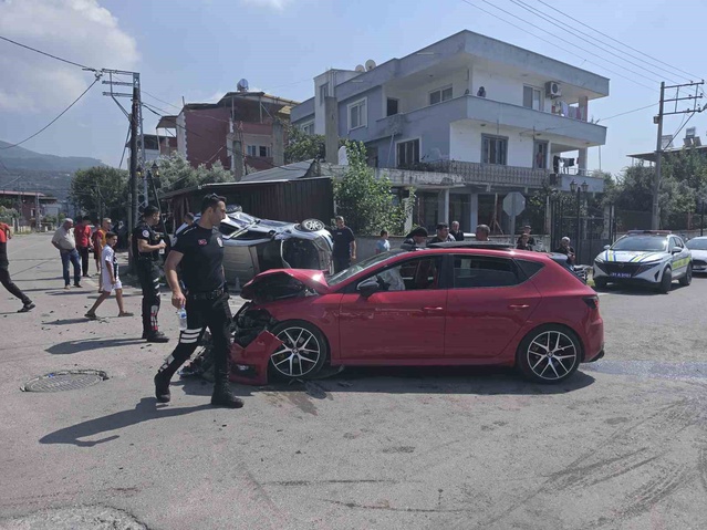 Hatay Payas'ta iki otomobil çarpıştı, 4 kişi yaralandı