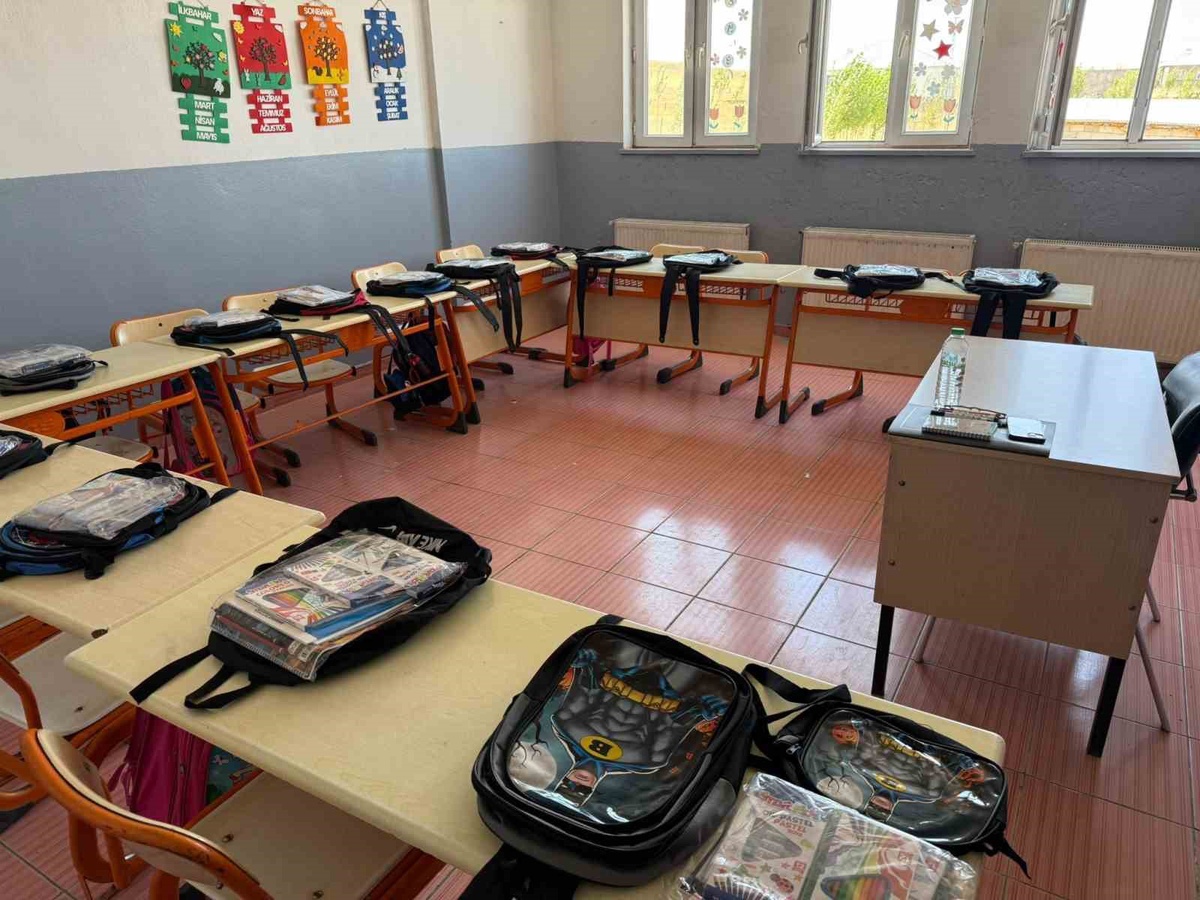Patnos\'ta polis memuru Şahin, yüzlerce öğrenciye çanta ve kırtasiye ulaştırdı