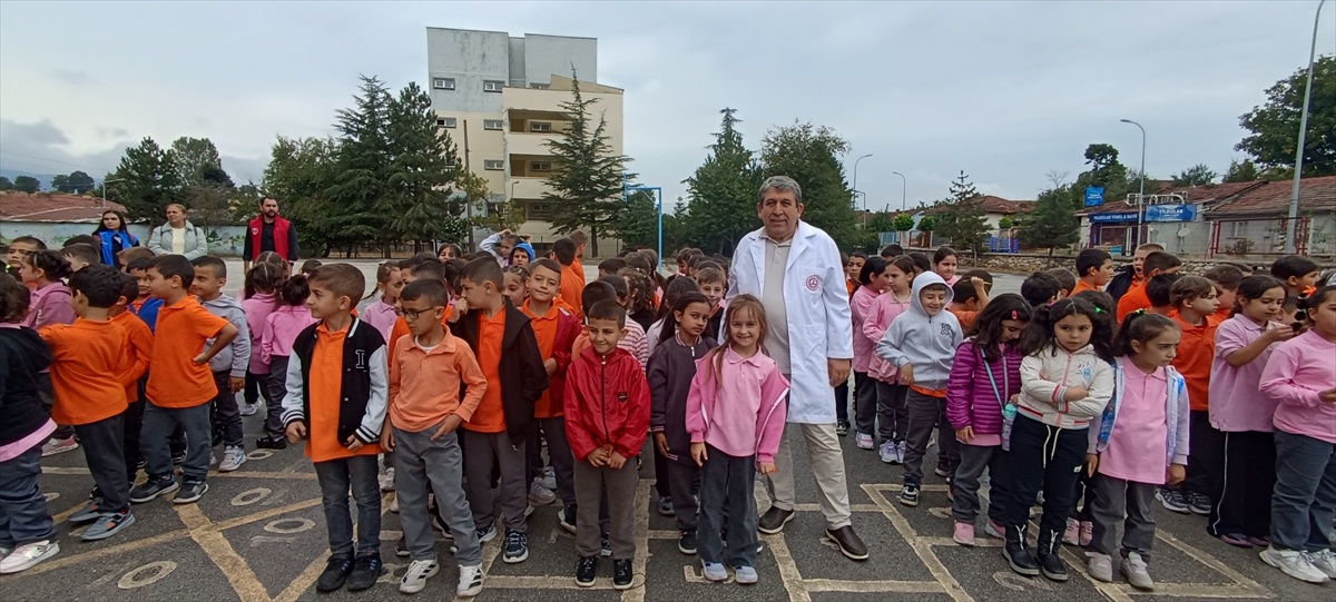 Pazaryeri\'nde İlköğretim Haftası törenle başladı, miniklere hediye verildi