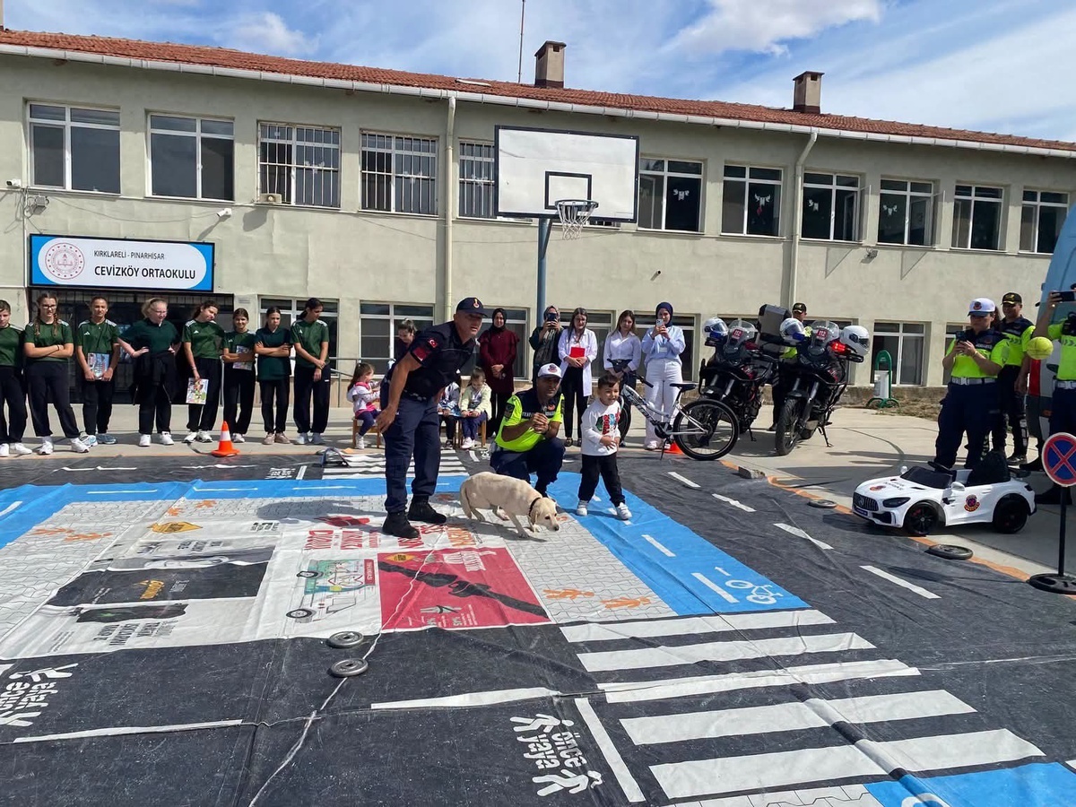 Pınarhisar\'da öğrencilere güvenli yaya geçişi ve servis kuralları anlatıldı