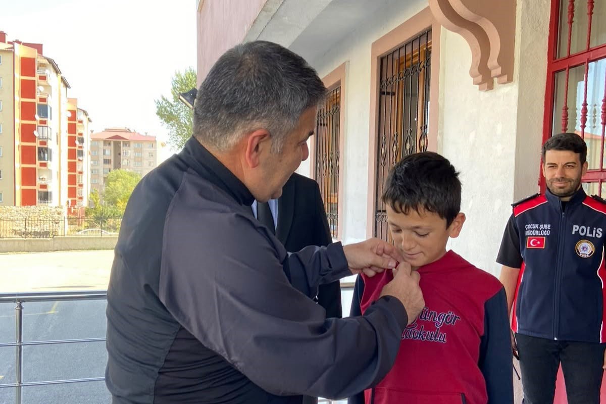 Erzurum\'da Motosikletli Polis Timleri Faik Güngör Ortaokulu\'nda öğrencilerle buluştu