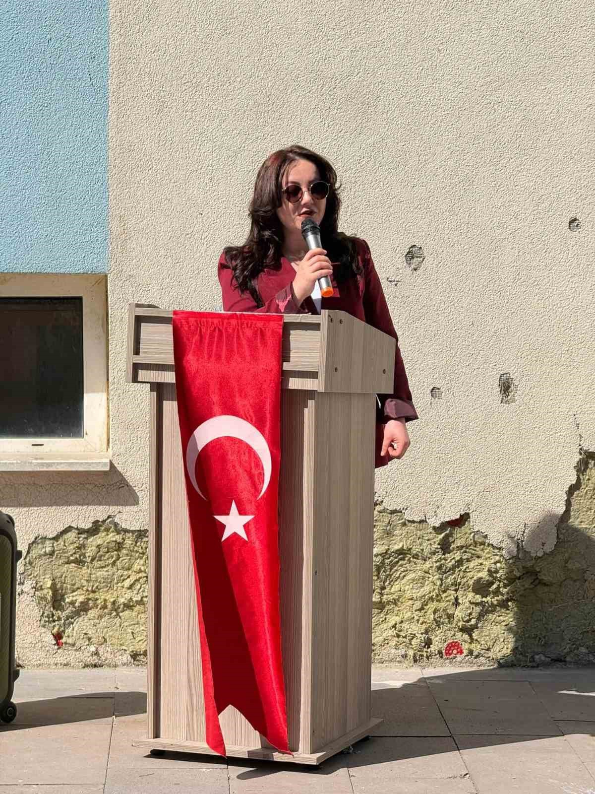 Refahiye'de İlköğretim Haftası programı bakımsız okulda yapıldı