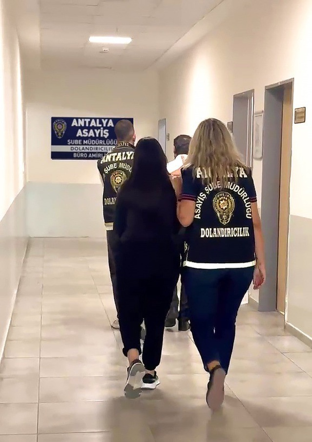 Antalya'da kendini polis diye tanıtan dolandırıcılar 7 milyon lirayı aldı