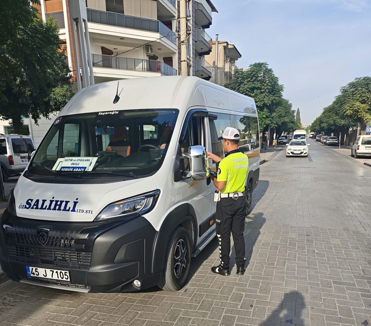 Salihli\'de polis okul servislerini denetledi, sürücülere kurallar anlatıldı