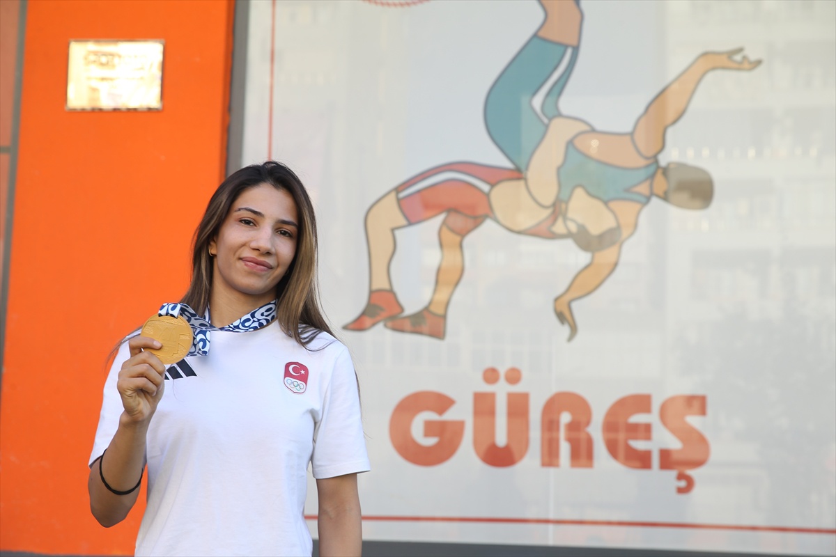 Zehra Demirhan, Akdeniz Oyunları\'nda altın madalyayı ablasından devraldığı sıklette kazandı