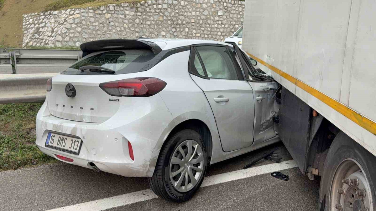 Samsun Kavak'ta tırın dorsine çarpan otomobilin sürücüsü ile tır şoförü yaralandı