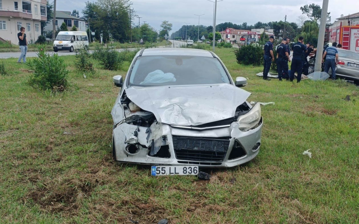 Samsun Terme'de iki otomobil çarpıştı, 5 kişi yaralanarak hastaneye kaldırıldı
