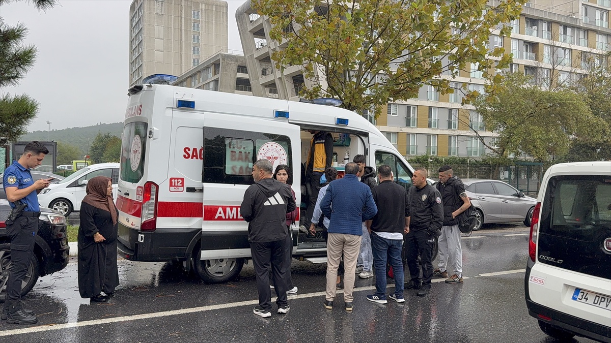 Sancaktepe\'de refüje çıkan minibüs ağaca çarptı, bir yolcu yaralandı