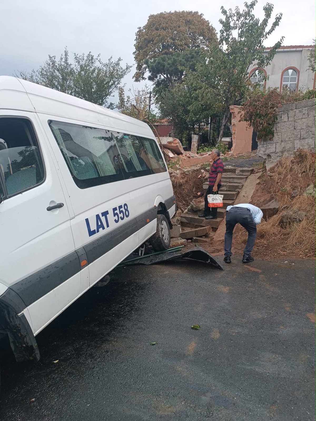 Sarıyer\'de duvara çarpan okul servisinin şoförü yaralandı