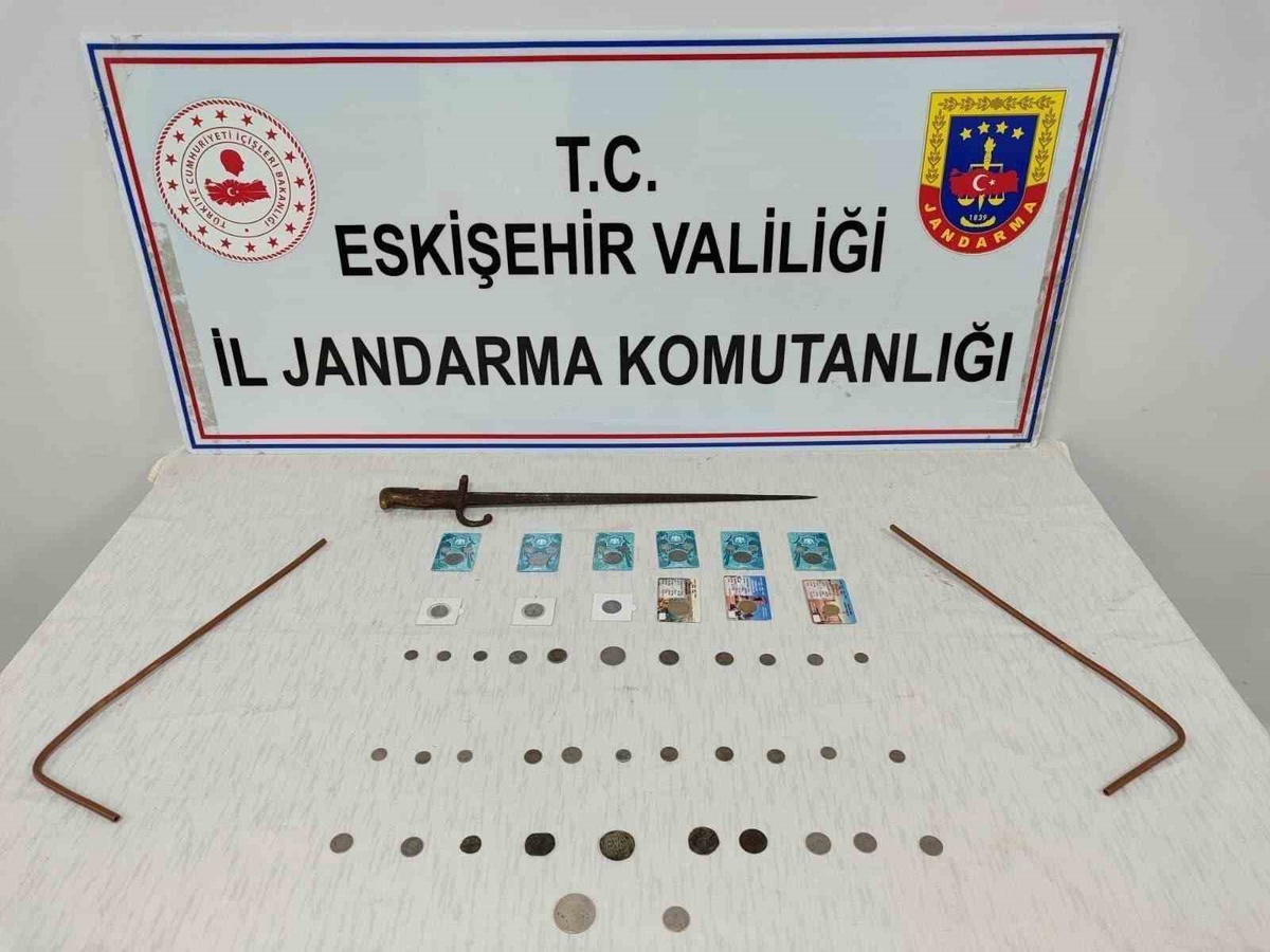 Eskişehir\'de jandarma operasyonunda 46 antik sikke ve 1 kılıç ele geçirildi