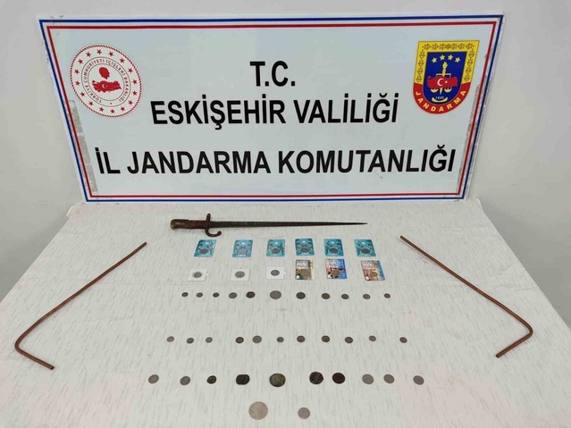Eskişehir'de jandarma operasyonunda 46 antik sikke ve 1 kılıç ele geçirildi