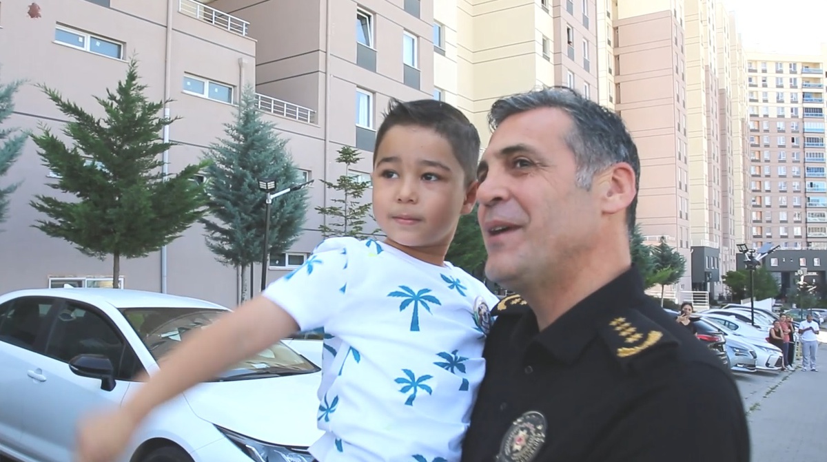 Şehit polisin oğlu Çınar\'ı okula Emniyet Müdürü Aydın götürdü