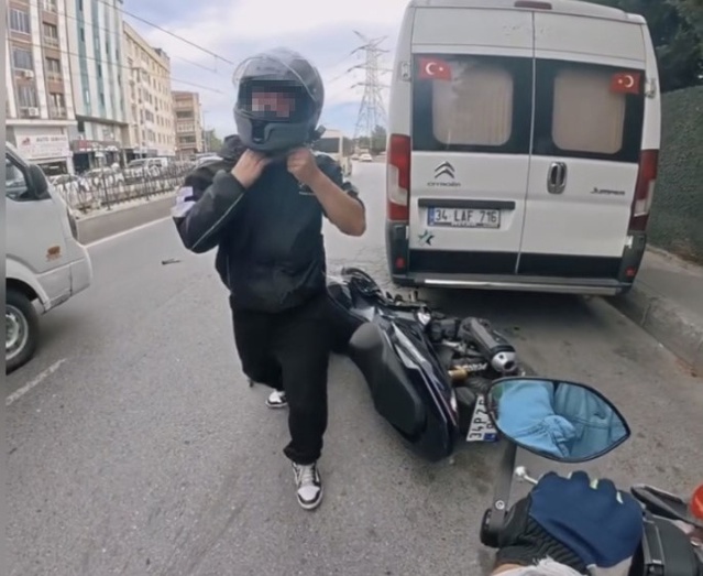 Sultangazi'de şerit değiştiren motosiklet park halindeki araçlara çarptı, kaza anı kamerada