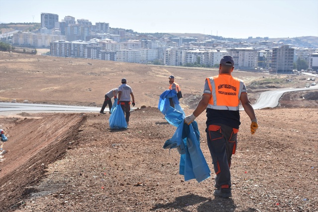 Siirt Belediyesi çevre yolunda biriken atıkları temizledi