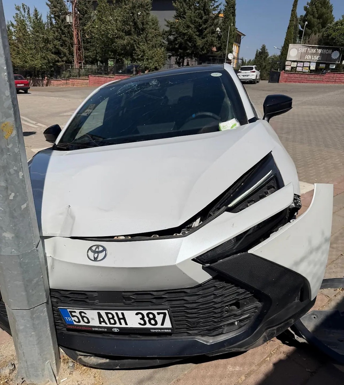 Siirt\'te kontrolden çıkan otomobil aydınlatma direğine çarptı, maddi hasar oluştu
