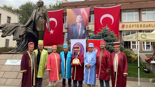 Sinop'ta 39. Ahilik Haftası'nda Uğur Kalemtaş'a Ahilik kaftanı giydirildi