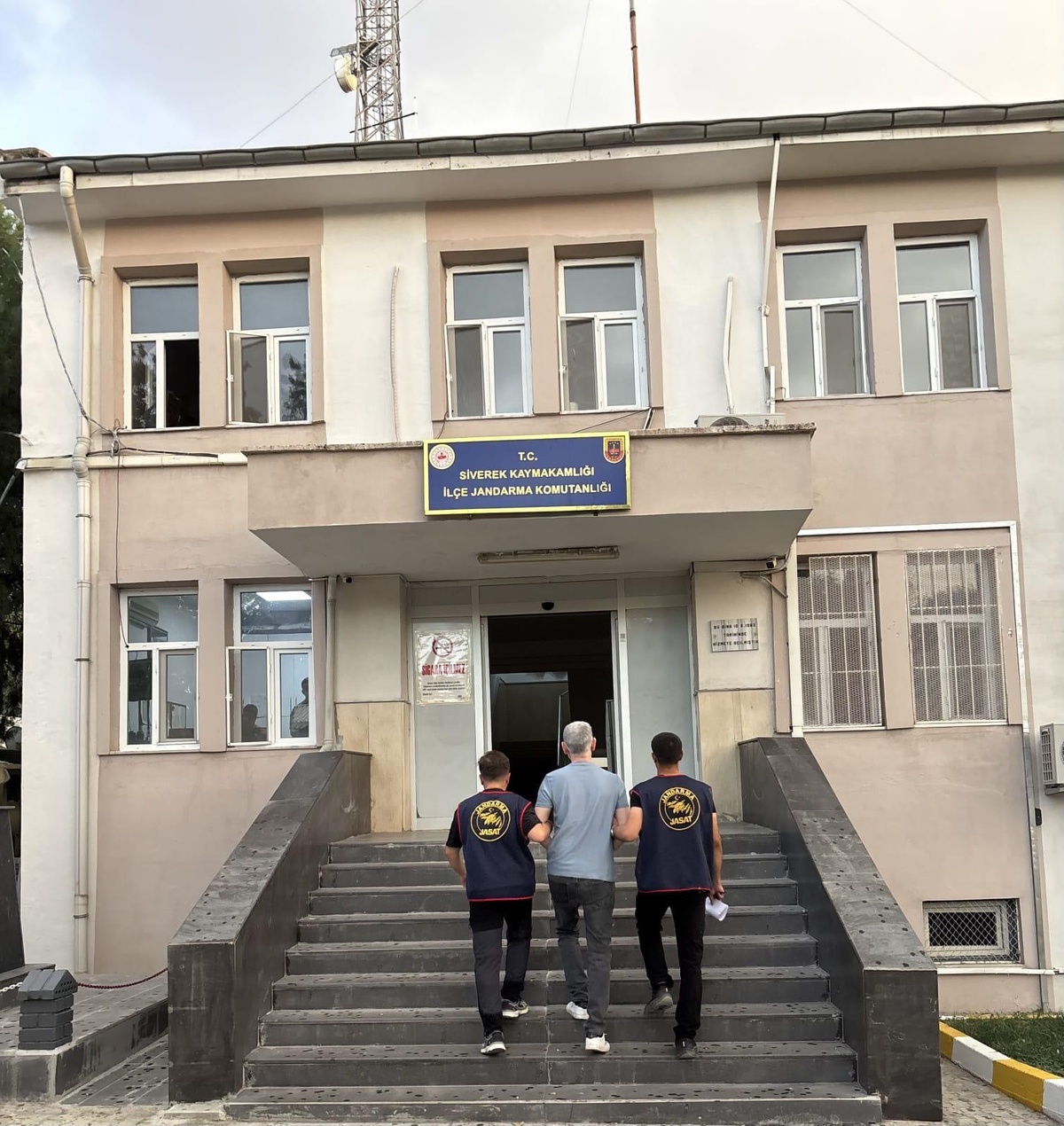 Siverek\'te 15 yıl 5 ay hapis cezasıyla aranan N.K., JASAT ekiplerince yakalandı
